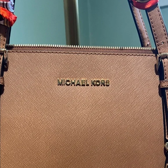 Michael Kors Tan Leather Tote Bag with Structured Design NWOT - Picture 3 of 15
